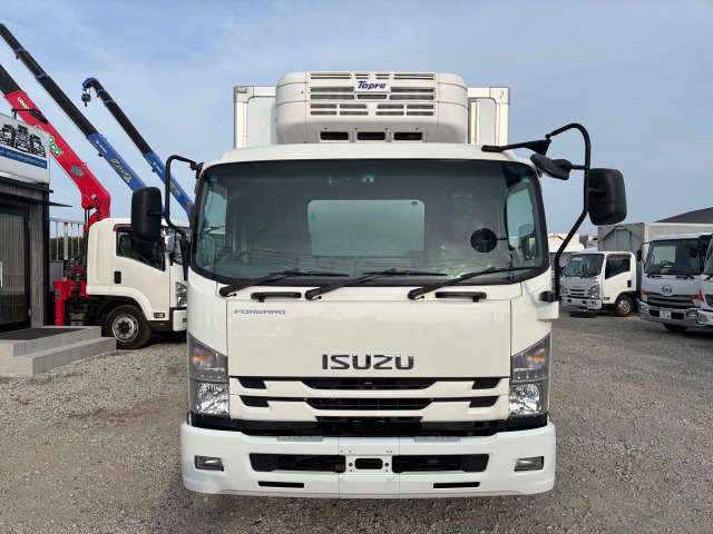 フォワード冷蔵冷凍車