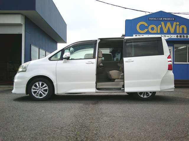 両側電動スライドドアです。開閉に力が要らず乗り降りラクラク☆自動で最後まで閉まるため半ドアになる心配がありません☆