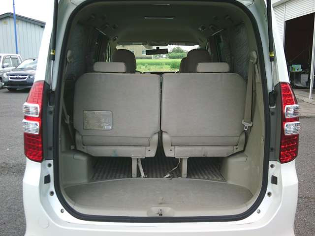 大口のテールゲートで荷物の出し入れラクラク!シートを上げると大きな荷物も積載可能☆