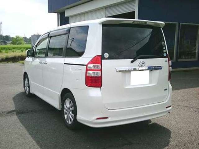 国道新4号沿いの交差点角に店舗があります。向かいにはガストさん・すぎのやさん・吉野家さんもございますので、お食事後にご来店もOKです☆