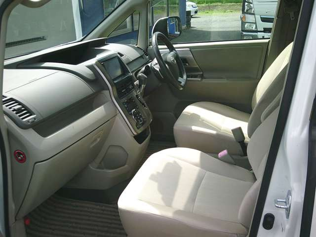 運転席、助手席どちらも広々としています!ゆったりと座れます☆