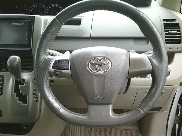 ■ステアリングスイッチ☆運転中にハンドルから手を離さずに、視線を前に向けたまま操作できるため、脇見運転による事故のリスクを軽減できます。