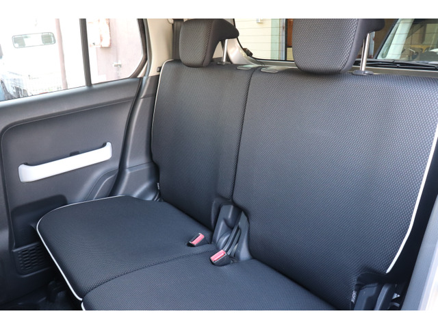 後部座席も気になるような傷やへたり、汚れなどはなく綺麗な状態です!