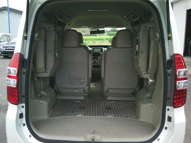 三列目シートを上げると大きな荷物も積載可能☆シーンに合わせたシートアレンジができます!