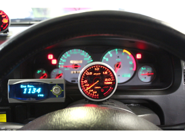 走行不明扱いとなっておりますが、前オーナー申告、15,007km時交換、その後72,333km走行。合計87,340kmと推定されます。