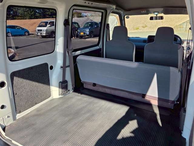 �׎��ɂ͏����I�v�V�����̃S�����}�b�g�������}�b�g�̏�ɕ~���Ă���܂��B���̃}�b�g�ɂ́A�a���t���Ă邽�߉ו����ڂ���ۂɈ��������邱�ƂȂ��o�����ꂪ�\�ŕ֗��ł�!�S���Ȃ̂ŉ��ꂽ�ۂ̂������ȒP!