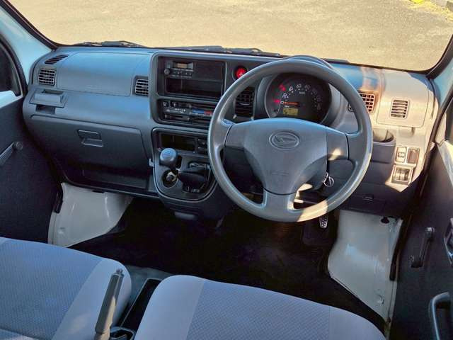 �C���p�l����ł�!�S�̓I�ɖڗ������j���Ȃǖ����L���C�ȏ�Ԃł�!�V�t�g�ʒu���_�b�V���{�[�h�Ɉʒu���Ă���A�M�A�̓���ԈႢ�Ȃǂ����Ȃ����삵�₷���Ȃ��Ă��܂�!�t���A���V�t�g�ȂǂȂ����L�X���Ă܂�