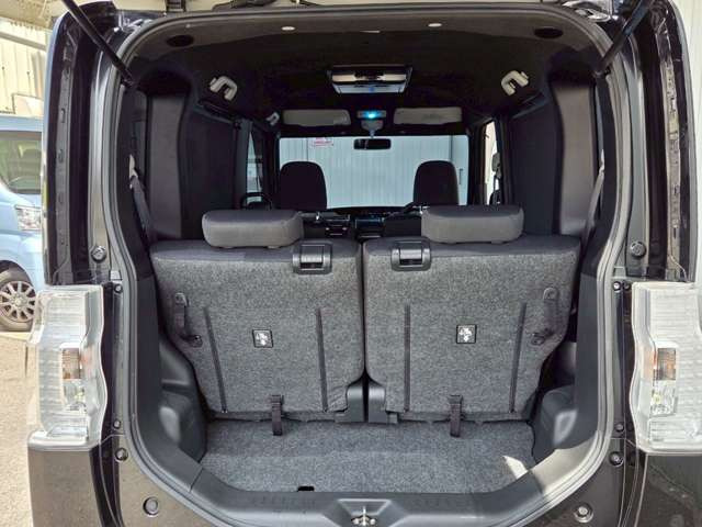 後部座席を倒さなくても荷物も載せれるので車内を広く使っていただけます!リアシートは背もたれの可倒だけでなく前後にスライドもしますので荷物量に合わせて調節可能です!