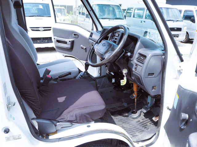 外装磨きや補修・内装クリーニング等、仕上げて展示迄の工程を行っておりません、当然それらの経費が上乗せしていませんので、お安くなっています。DIY派やそのまま乗る方からの要望の多い現状販売致します