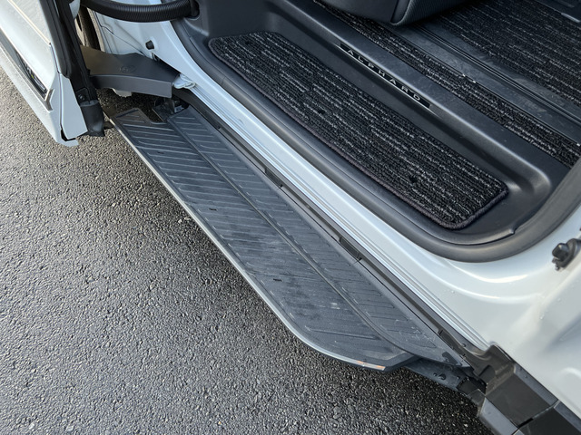 乗り降りしやすい、ユニバーサルステップ付き!