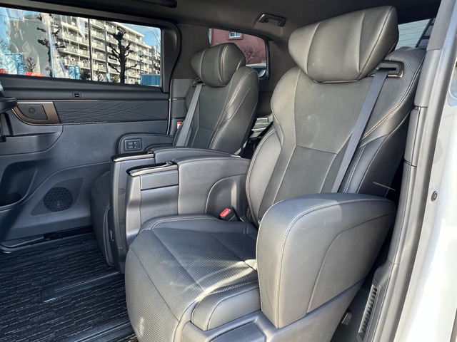 大型ヘッドレスト、ロングスライド機能付き。