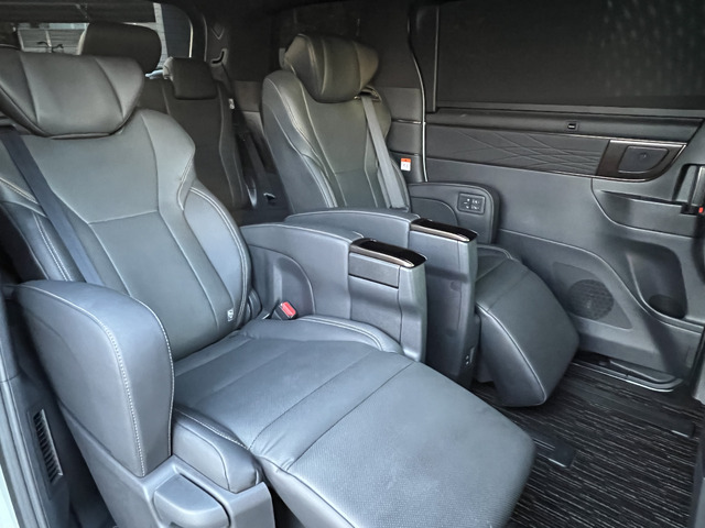 2列目エグゼクティブパワーシート! 足を伸ばしてゆったりと寛げます。