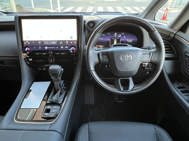 アイポイントが高く、見通しの良いコックピットです。