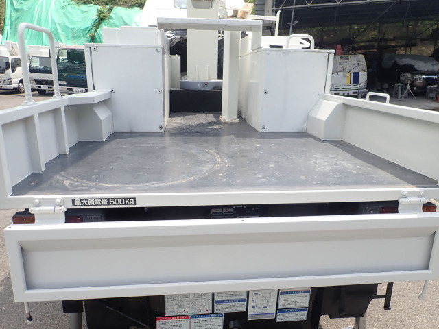 �ב䕔���ɂ��@�ށE���ނ̐ςݍ��݂ɗ]�T�̂���X�y�[�X���m�ۂ���Ă��܂��B�ő�ύڗ�:500kg