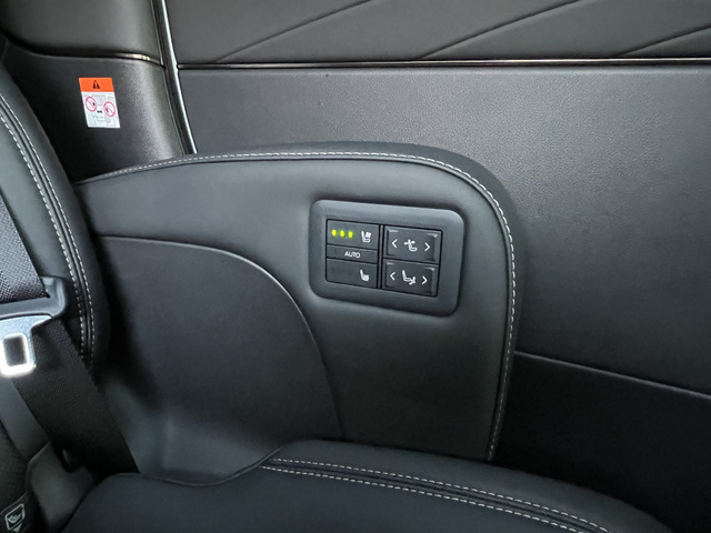 快適装備のシートヒーター&ベンチレーション、電動リクライニング&オットマンも付いております。