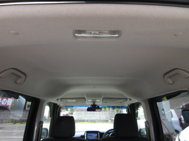 天井は黄ばみ汚れも少ない、とても綺麗な天井です。