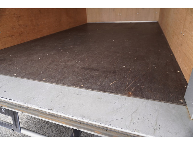 �V�Ԓ����������Ă���܂��B���g�p�̎ԂȂǂ����Ŕ[���������g���b�N����������u���Ă���܂��̂ł������������B