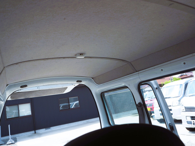 箱バンとしては綺麗な天井ですね。お車は1台限りですので、売れたら終わりです。気になりましたら09046440671迄、ご予約をお願いします