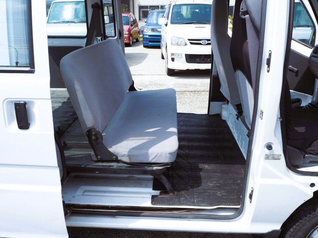 箱バンとして使用されてたにもかかわらず、天井や荷室も荒れもなく、内外装未仕上げですが、こんなに綺麗な状態です。是非ご覧ください・1度使うと手放せないハイルーフで室内空間も広く、沢山のお荷物が積めますね