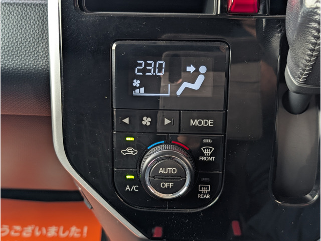 エアコンはフルオートタイプ。温度を設定すれば風量や風向を自動で調整してくれて便利です。液晶表示で操作画面も見やすくなってます。