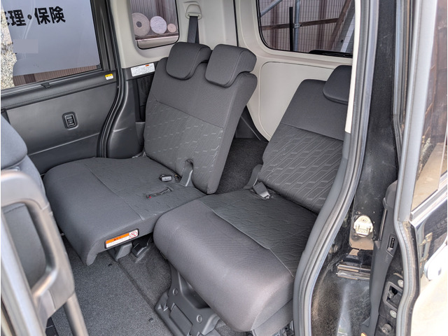 後部座席も前後スライド&リクライニングします。前方にスライドすればトランクスペースがその分広くなりますので使用用途に合わせた使い方をお楽しみください。