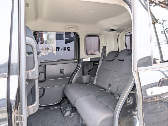 トールワゴンだけに後席もヘッドクリアランスがしっかりと確保されており、広々とした空間になってます。