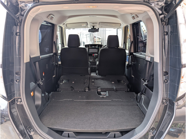 更にリアシートを操作すれば広々としたラゲッジスペースが!子供用の自転車などが積めれるほどの広さです。