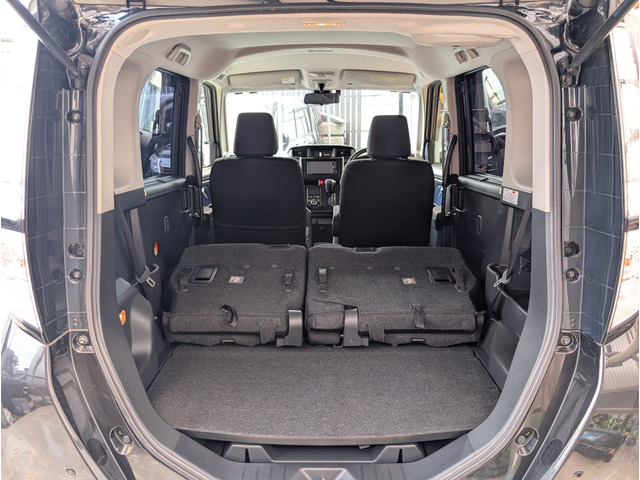 背もたれを左右ともに倒せば高さのある荷物もしっかり積む事ができますよ。