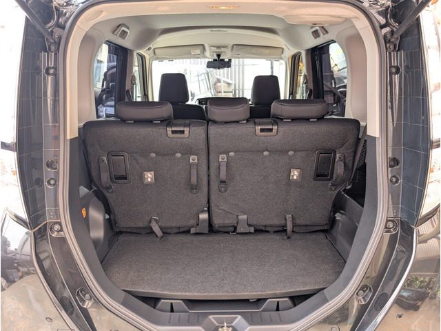 リアシートを使用している状態でも十分なラゲッジスペースが確保されてます。しかもリアシートは前後にスライドするので更に広いスペースが確保されます。