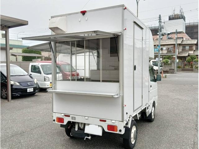 ワーゲンバスやフレンチバスなど並んでいて目立つお店です★お気軽にお立ち寄り下さい♪