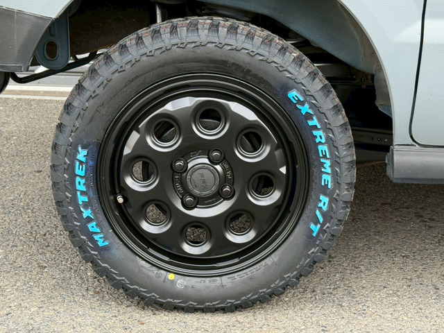 ブロックタイヤ履いてます。