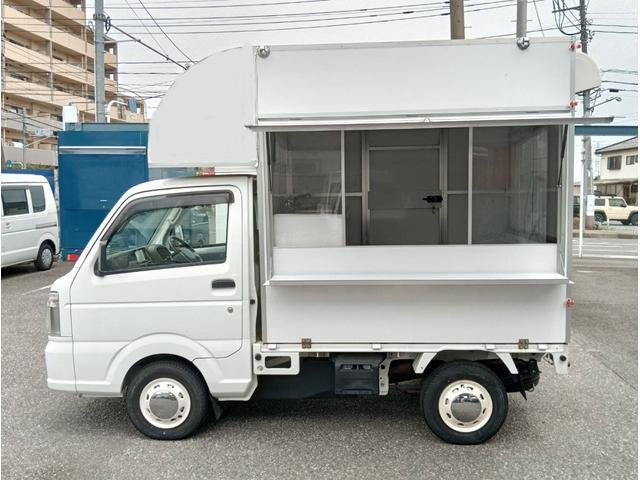 室内も落ち着いた感じで、ホイールキャップやシートカバーの見本もあります