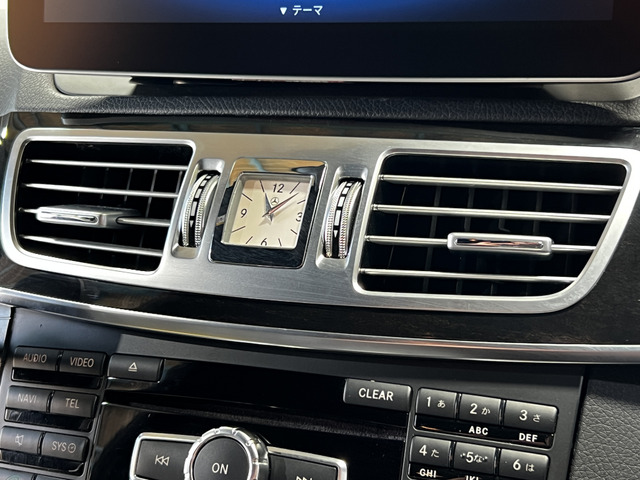 内装パネル/埋め込まれたアナログ時計にハイグレードなEクラスらしさが漂います!こちらもしっかり動作しています!