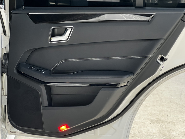 運転席側後部ドア内張/目立つ傷や破れもなく、非常に良好な状態の車両となっています!