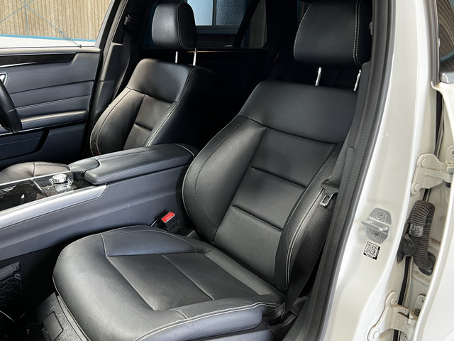 助手席シート/使用感少なくキレイなコンディションを保っています!ナビシートも電動ですので細かなポジション設定が可能です!