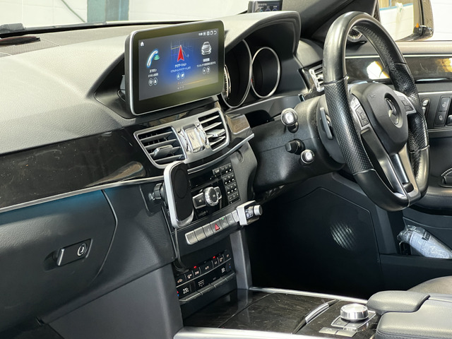 クルコン/ステアリングコラム左側にはディストロニックプラスの操作レバーがあります!全車追従、渋滞時は停止までコントロールしてくれる優秀な機能です!