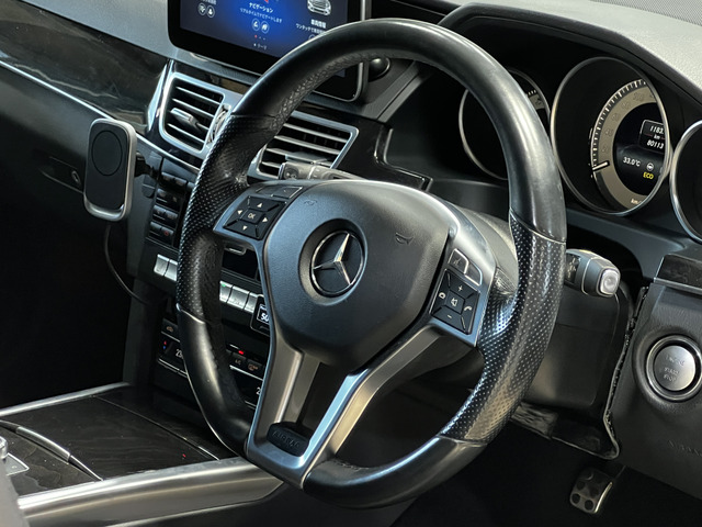 純正ステアリング/本革表皮に若干の傷みがありますがまだまだ使えます!チルト&テレスコピック調整は電動で細かな調整が可能です!