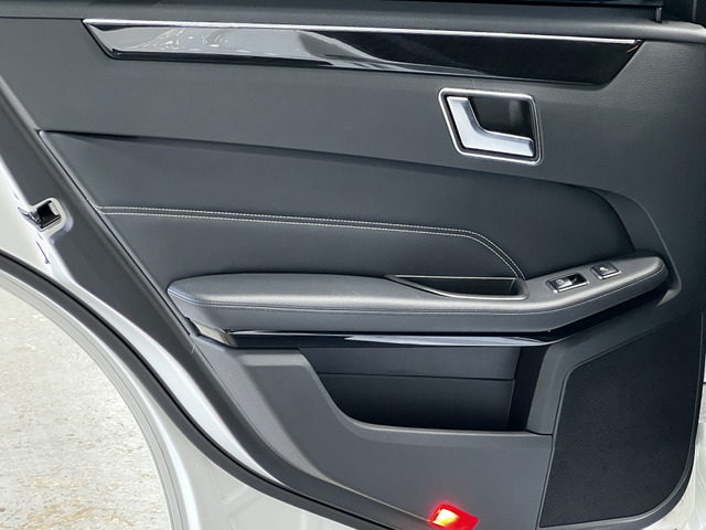 助手席側後部ドア内張/後席は使用感がほぼなくとてもきれいな状態を保っています!