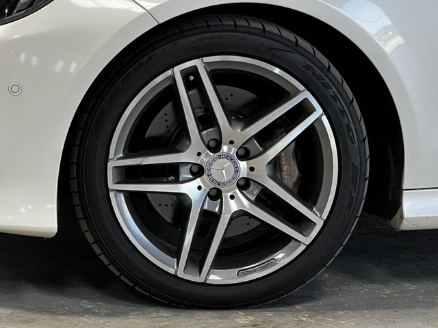 ホイール/AMGホイール装着!タイヤは比較的新しくまだまだ走行可能です!スタイリッシュなエクステリアの演出に一役買ってくれます!