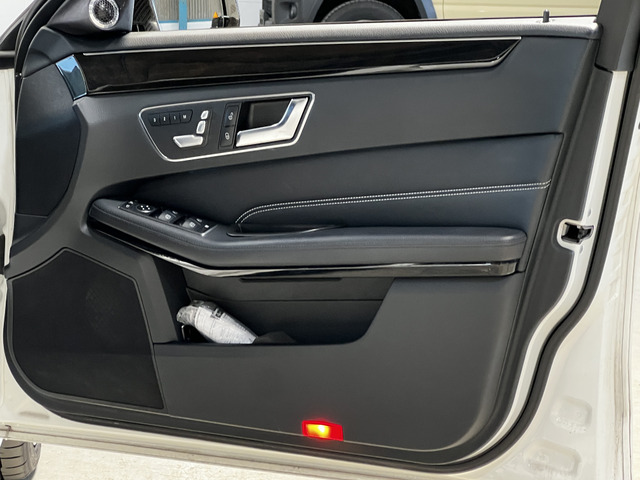 運転席ドア内張/コンディションは良好です!ドア下部に足が当たった後も少なく、キレイな状態を保っています!