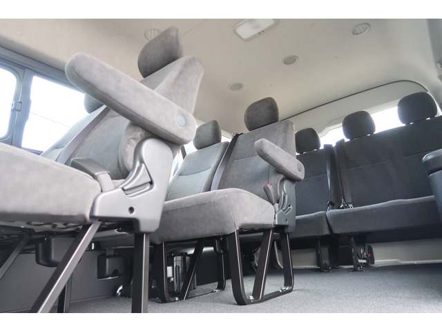 天井も高くゆとりある車内のレイアウト♪普段使いはもちろん週末のお出かけからキャンプ・アウトドア 送迎など幅広いシチュエーションがこの1台でこなせるんです♪ぜひ店頭で使い勝手の良さを体感してください♪