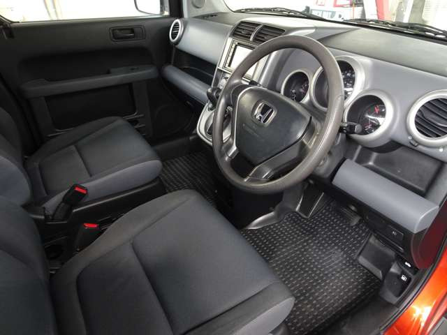����H������݂��Ă���܂��B�����ȏ��̏C������A�傫�Ȏ��̏C���܂ŁA���C�y�ɂ��₢���킹����������