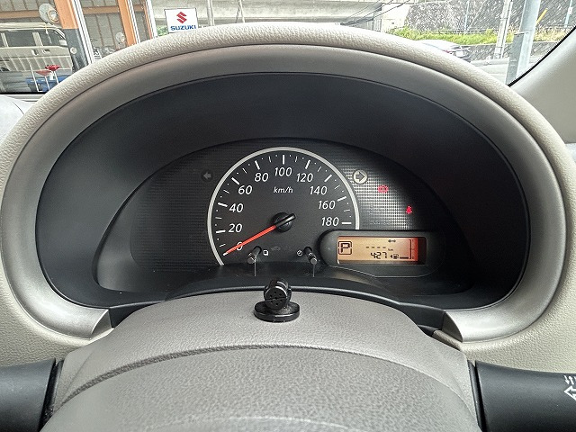 自社メンテ設備があるメリットはとても大きいです!ご購入時にしっかりとした状態でお渡しするのはもちろん、その後の定期的なオイルやタイヤ交換、エアコンメンテナンスなども安心してお任せいただけます!