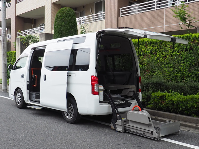 NV350キャラバン(日産) 福祉車両 車いす2名 計10名 中古車画像