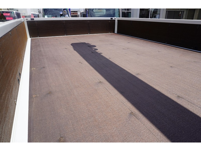 �V�Ԓ����������Ă���܂��B���g�p�̎ԂȂǂ����Ŕ[���������g���b�N����������u���Ă���܂��̂ł������������B