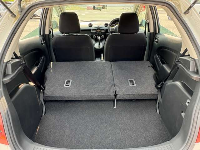 ���i�̂���������ʋ΁A���}���ɏ\���ȉ׎��X�y�[�X���m�ۂ��Ă���܂��B�Z�J���h�V�[�g��|���ƁA�傫�ȉו��̐ύڂ��\�ł�