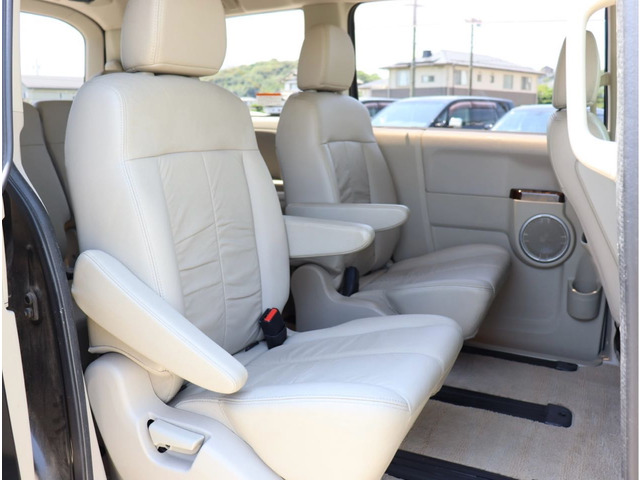 広々快適♪乗り降り楽々♪5ドア7人乗り!!!