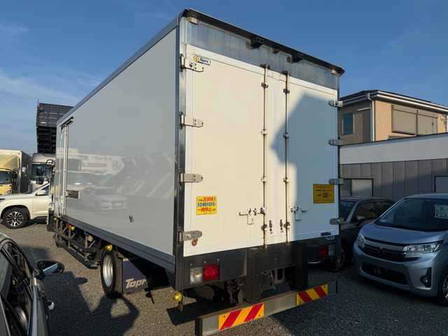 フォワード冷蔵冷凍車