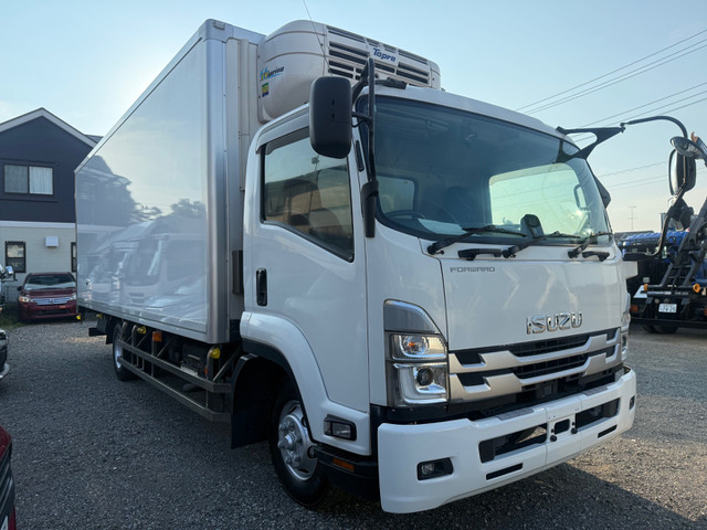 フォワード冷蔵冷凍車