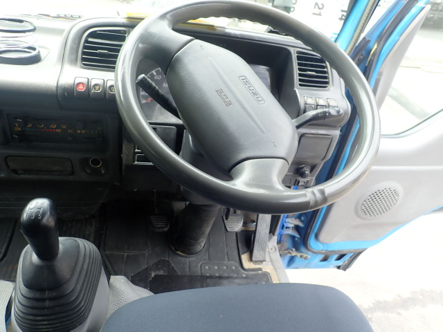 フロア5速MT(マニュアル)車